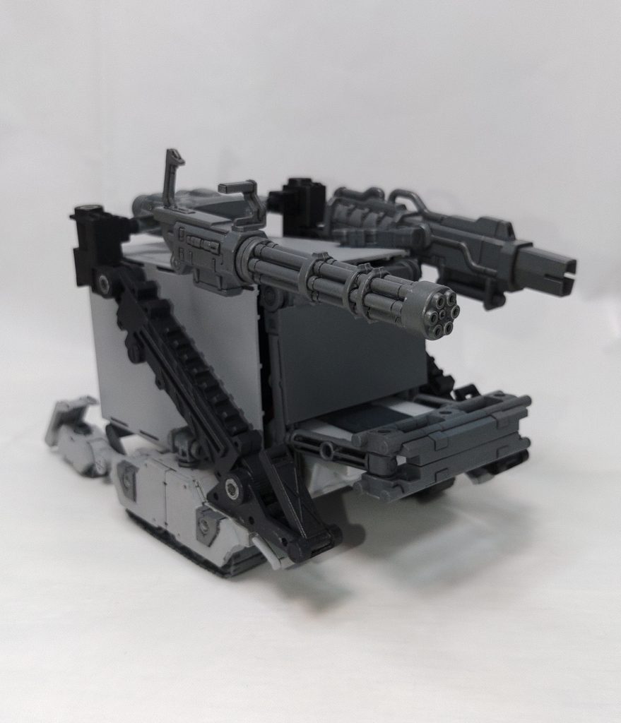 びっくらないメカ。リヤカーですね。大きく使用したのは、30minutesのタンクと整形したディスプレイボードで箱を組みました。本体との接続に使うアームはアクションベース2のアーム2つをフルバーニアンのバックパックを加工してそれっぽくしました。天井に3ミリ棒がしれっとあるので穴があれば画像のように武器等を設置できます。