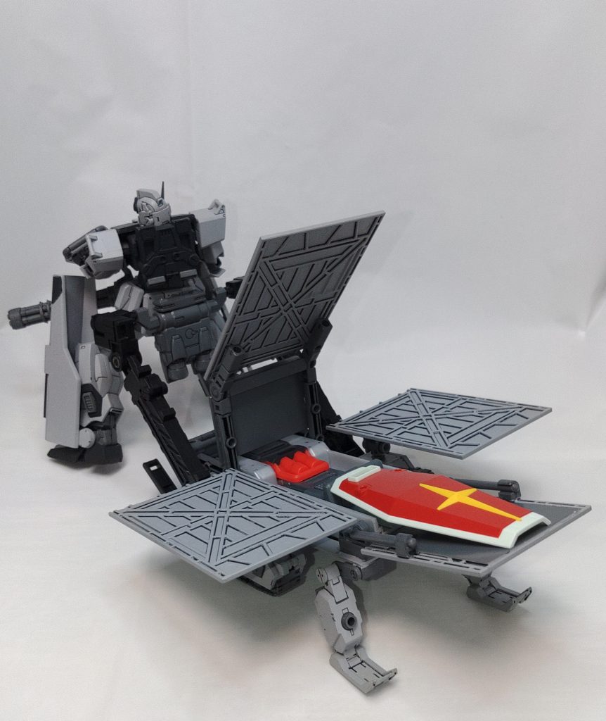 びっくりしてほしいギミック。展開してカタパルトになります。しかも本当に発射できます！発射台に某ダイリーのミニカー発射台をそのまま採用。シールドくらいならそれなりに飛んでいきます。キャタピラ部分も軸可動するのである程度射角をつけられます。とりあえず参考までに撮った動画リンクも貼っておきます。https://twitter.com/nakadai_k/status/1560849213042610176?t=BFJPIQ0arizdOJh0_aywUg&s=19