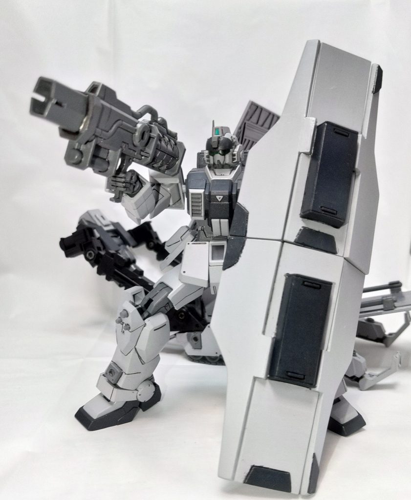 軽装モード。胸部装甲はただ腕ではさみこんでいるだけなので簡単に取外し可能。脚の装甲も3ミリ棒で着けているだけなのでこれまた簡単に外せます。シールド持ちパーツを作り、それに取り付ける事で大型シールドになります。左右の装甲に簡易な可動部があるのでお好きな角度にできますwディテールが非対称なのは「バタバタ即席で準備した為、見た目まで気が回らなくなんとなくぽくした」という雑設定。まあ気が向いたら修正します。気が向いたらね😎