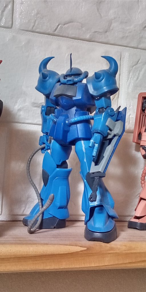 シールドやサーベル（の接続方法）も良いです。塗装前で、もう１０年くらいこのまま………。ホコリをはらって、塗るぞー!