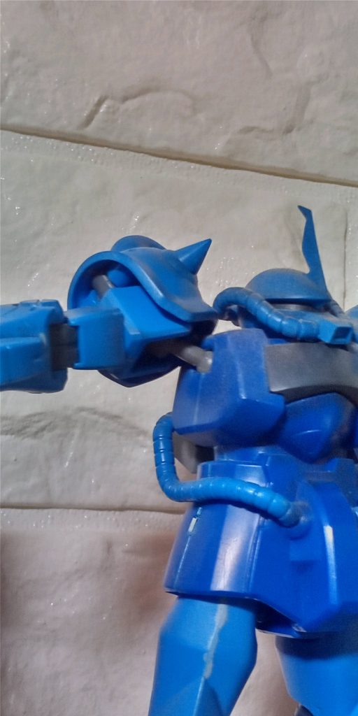 肩軸にボールジョイントを埋め込み、モノアイ幅詰で、イメージ通りのグフになりました!