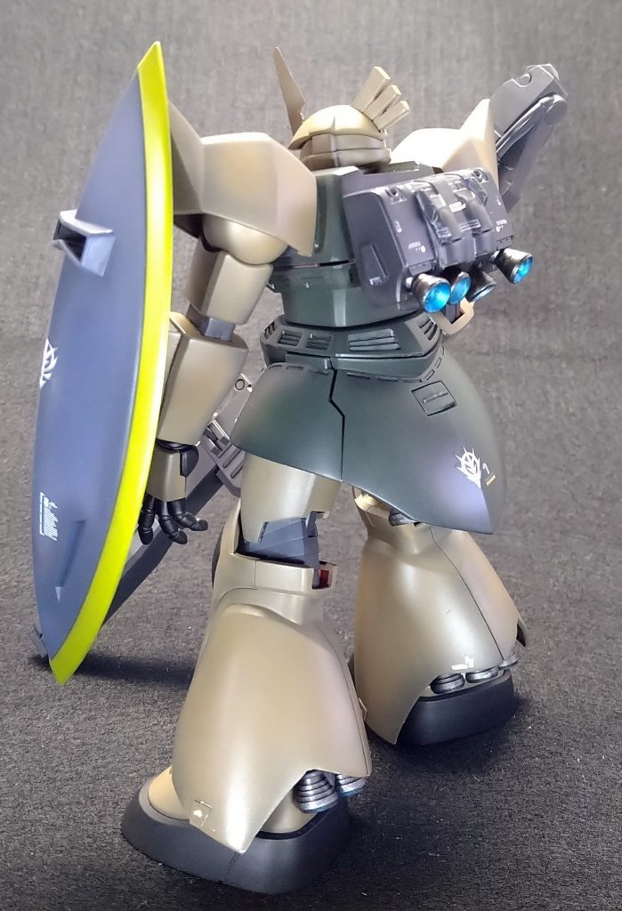 まずは後ろから・・・足元のバーニアが隠れてもったいないと思ったので内側のディテールラインでカットしてチラ見せしました。なぜか裏側にはしっかりトラスっぽいディテールが掘り込まれているんですよね。