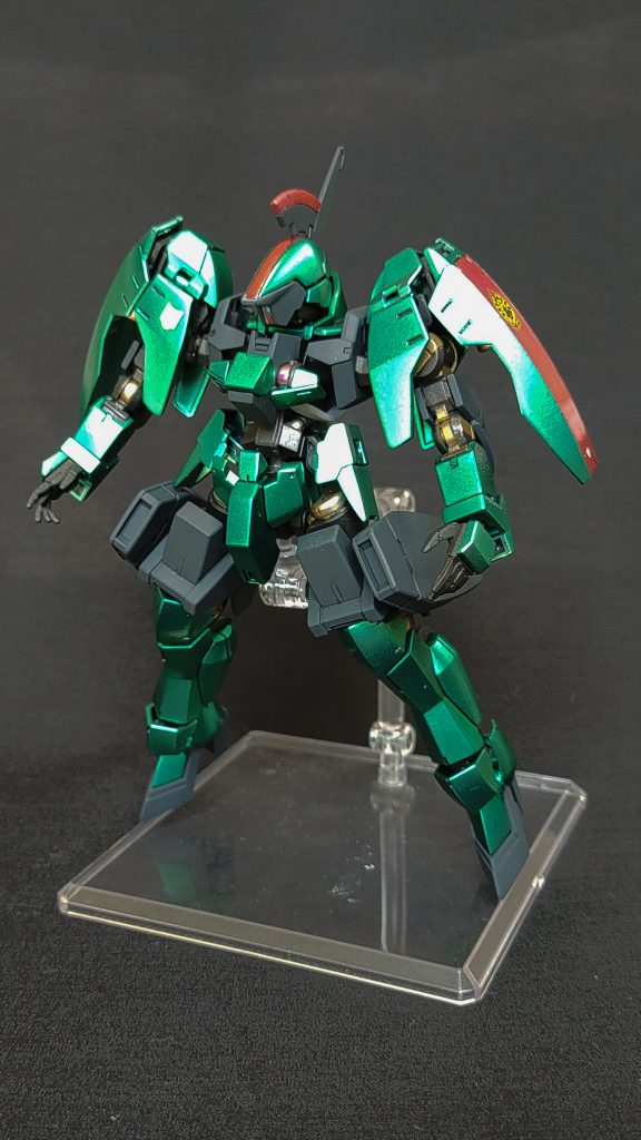 前面スターブライトシルバー地にクリアカラーを吹いています。メインカメラと胸部リアクター部分に100均のオーロラシールを貼りました。