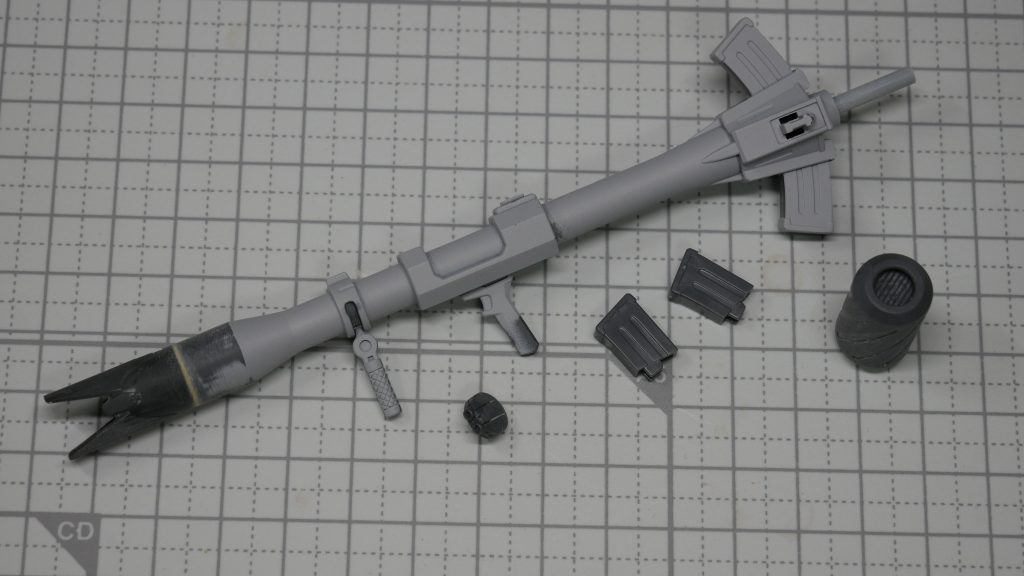 ストライクバズーカ。ウェポンセットのバズーカから先端部分とセンサーを移植。後ろの円柱部分は根本からカット、3mmプラ棒を刺してつけ外しできるようにしてから合わせ目消しをしました。全体的にかなり手間がかかっていますが、ガンプラ初心者でも同じようにミキシングしてくれたらうれしいなって思うので、どんどん真似してほしいです！