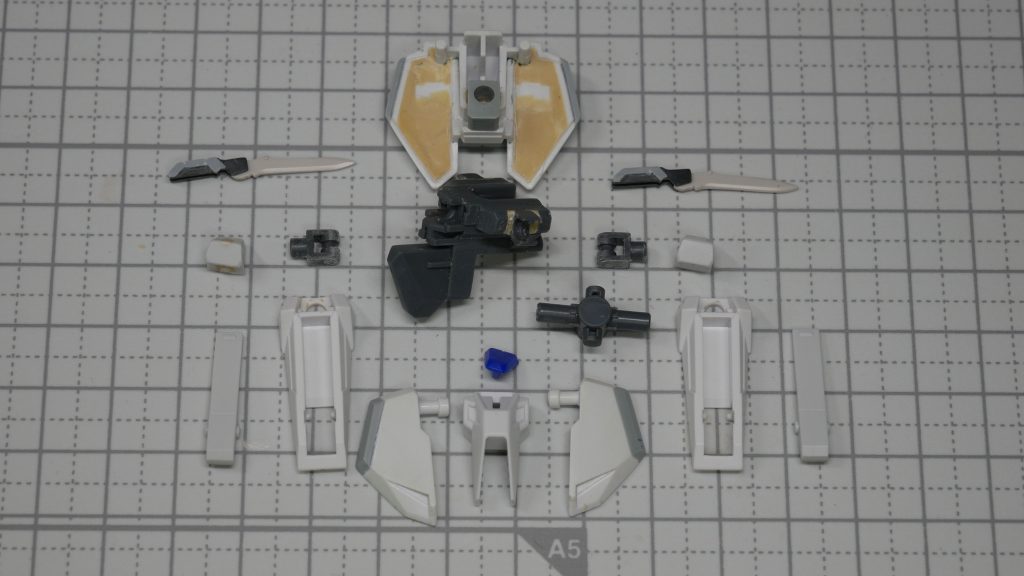 多分一番目か二番目に苦労した腰部。股関節はHGCE、サイドアーマーとアーマーシュナイダーはRG、その他パーツはEG。股関節の接続はHGCEの物を参考に、EGのパーツにパテとプラ板で再現した感じ。