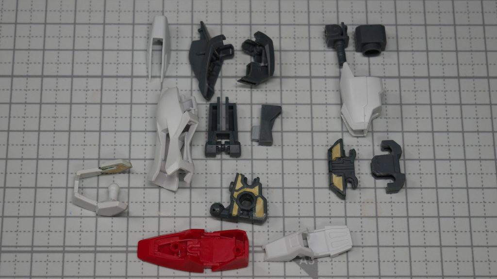 脚部。9割EG、股関節への接続部にHGCE。穴埋めとパーツ分割が主な作業で、赤い下駄のサイドモールドを掘るのにノギスを使いました。