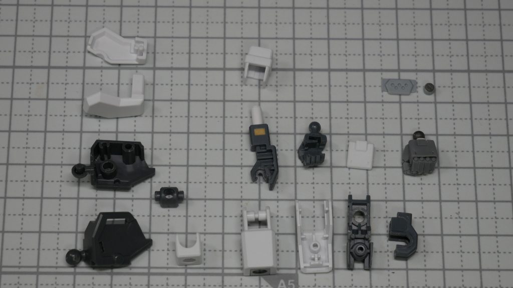 腕部。特にこれといって難しい工作はしてないですが、MGとかによくあるブースターっぽい穴梅パーツ、シールド接続部分の穴埋めパーツをプラ板から作りました。手首接続部も隙間が目立つため、軸が通る分の穴をあけたプラ板でふさいで隙間隠し！