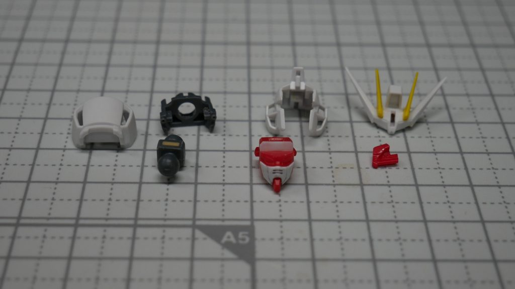 頭部の内訳。ヘルメットはEG、フェイス部はHGCEです。アンテナとフェイスの隙間が発生するのでパテでいい感じに埋めて下から見上げたときに違和感がないように調整するのが大変でした。