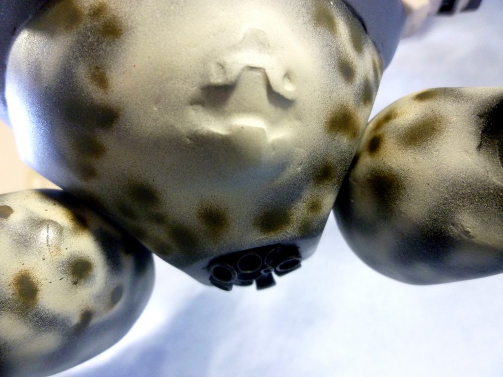 腹に浮かぶ輪郭..。丸呑され時間掛けて消化されるのでしょうか。