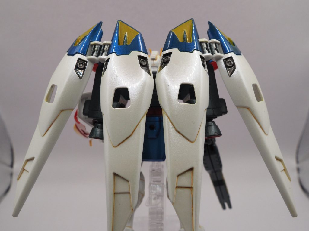 翼はこんな感じです。ダイアモンドシルバーとアメジストパープルを使っています。(黄色部分は匙を投げてエナメル適当塗装です)