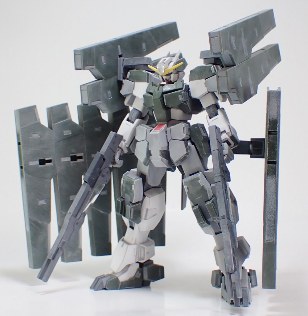 塗装前・腰部:中央の装甲はプラ板で囲ってボリュームアップ。赤い部分も併せて延長。ミサイルハッチはプラ板で段差を付けています。脚部:太腿は2mm延長。プラ板で囲ってボリュームアップ。ヒザ装甲もサイドにプラ板を貼っています。肉抜きはプラ板やパテで埋めています。ホルスタービット:2セットになっているものは切り離し。接続ピンが見えないように順番を入れ替えています。