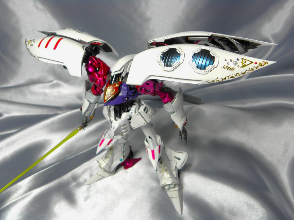 所々にエングレービングとネイルアート用シール、手芸用ジュエリーをちりばめてみました。制作過程をYouTubeにアップしておりますよろしくお願いいたします。http://YouTubeチャンネル　オトンのプラモデル制作日記 