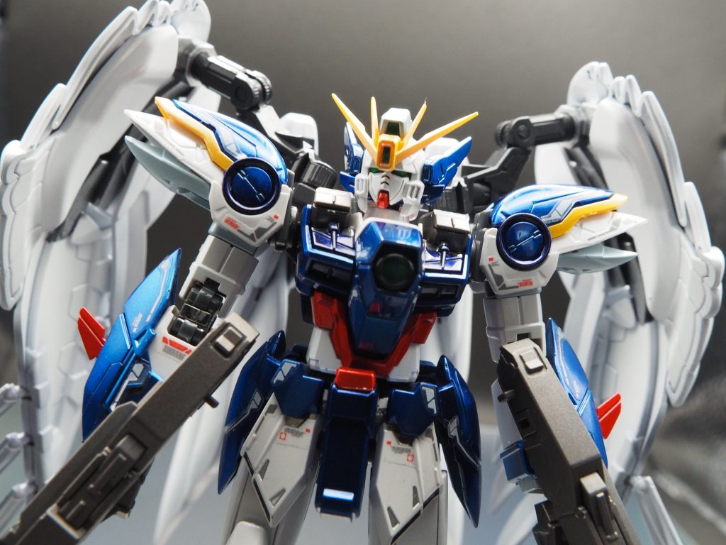 青赤系パーツはシルバー→クリアカラーで、ボディの白系はあっさりめに塗装とムーンストーンパール(Mr.クリアカラー)で塗装しています。ムーンストーンパールは本当に魔法の液体ですね。キャンディ感をなくして色ごとにメリハリをつけるとメタル感が出ることを学びました。