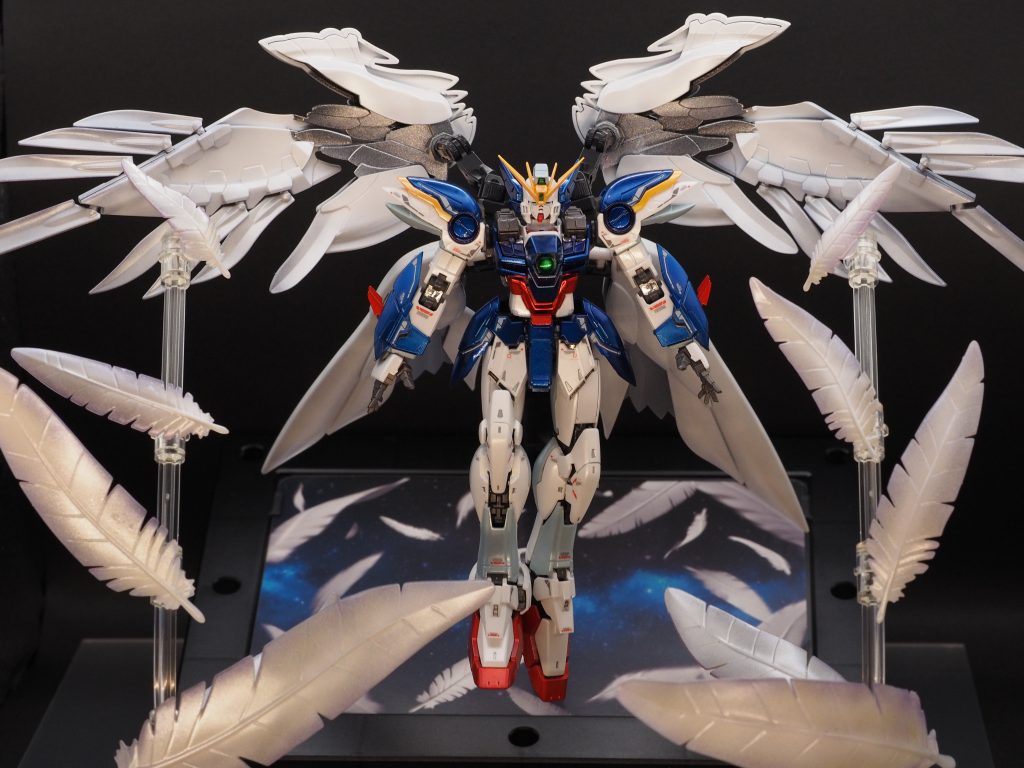 最後はちょっとズルいプレバン限定のセラフィムフェザーを添えて。こちらは見るからに羽根丸出しなので粒状感が出るように粉吹き重ねでグラデーションにしています。アメジストパールではなく粒状感の強いダイヤモンドシルバーを仕上げで吹いています。完成までかなり時間はかかりましたが、HGとはまた違う楽しさがあるなぁと感じました。でも塗装を考えるとHGが一番楽ですね(;'∀')最後までご覧頂きありがとうございました。