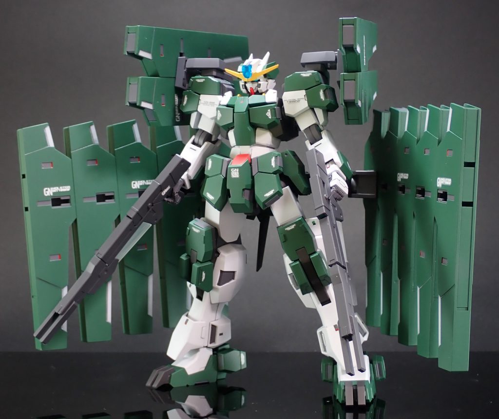 改修点・頭部:グリーンの装甲の内側にプラ板を貼って幅増し。頭頂部の白いアンテナは一旦切り離し、角度を寝かせ気味にして接着。アゴは前方と下側にプラ板を貼り形状変更。首は30MMアルトの首を加工して使用。・胸部:ミサイルハッチの形状をプラ板で修正。背中のホルスタービット接続アームは根元で2mm延長・腕部:手首をビルダーズパーツに変更。
