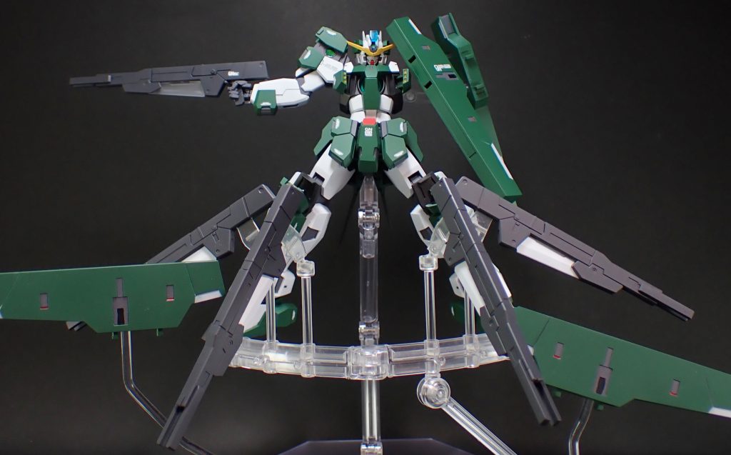 左肩のホルスタービットはフィギュアライズエフェクトのクリアジョイントを加工して使用。