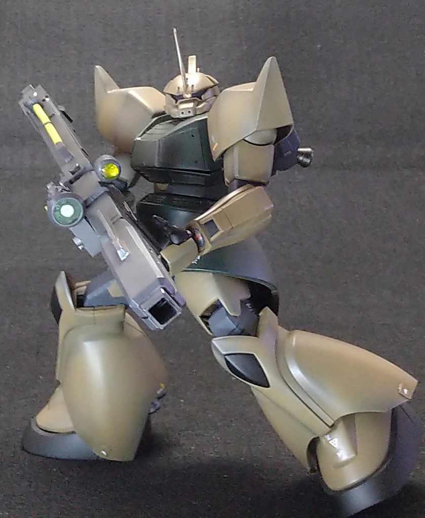 ビームバズを構えてパシャリ標準のビームライフルはペラペラでちょっと弱そうだったのでHGドムの使わなかったものを持たせてあげました。