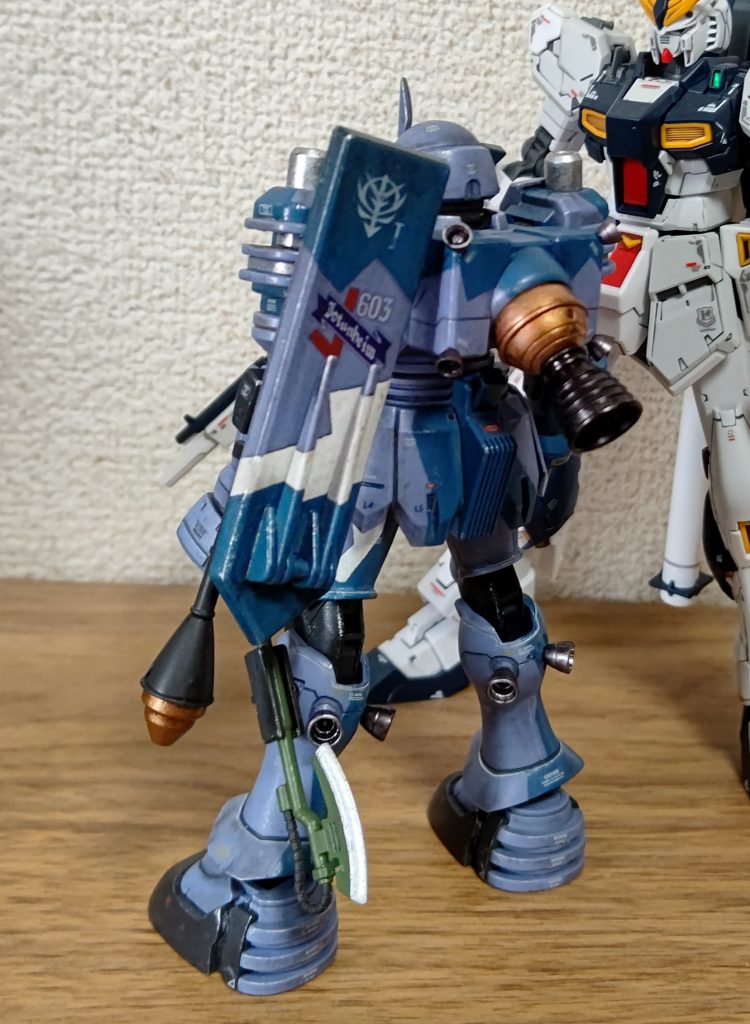 成型色のカッパーはちょっとチープだったので塗りなおし。水性塗料の上からリアルタッチマーカーで色味を調整しました。左脚には塗り間違いをごまかすためにシールドと合わせた白いラインを入れています。