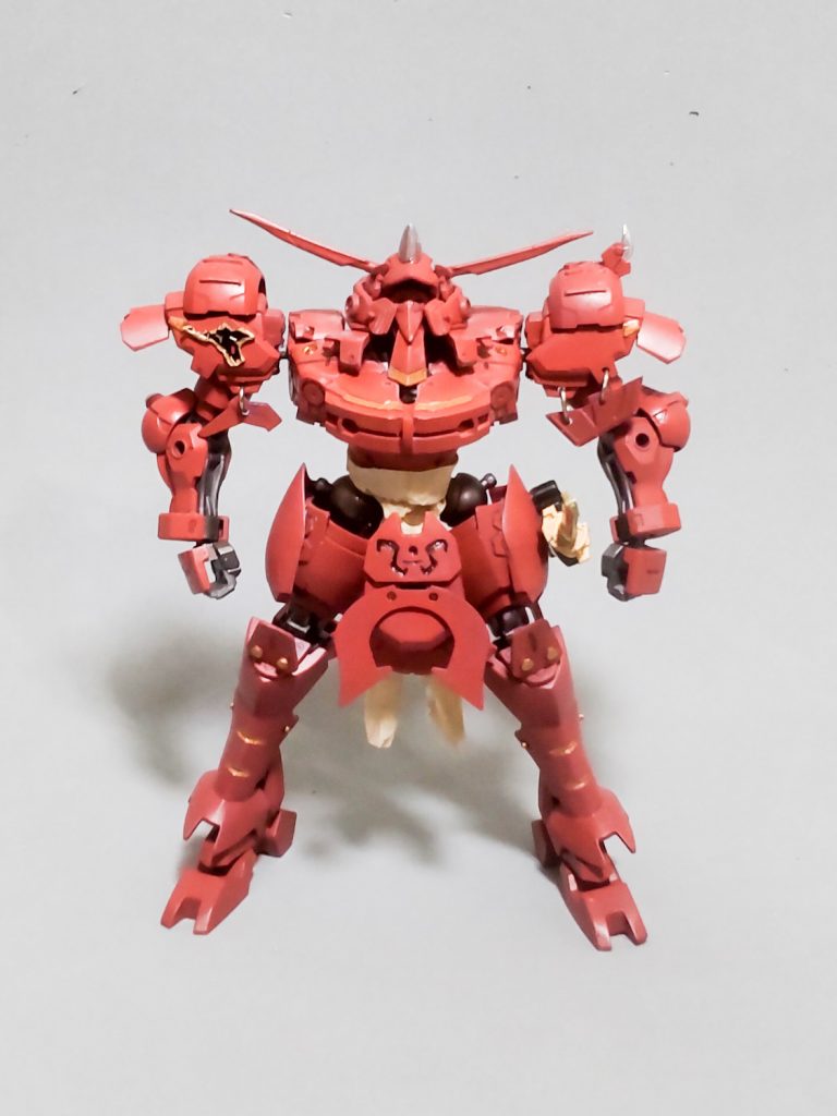 バラーハの操手(パイロット)ガルン・ストラの異名「南部の猪」を象徴する右肩のマークはネオ・ジオンの紋章を切って製作しました。