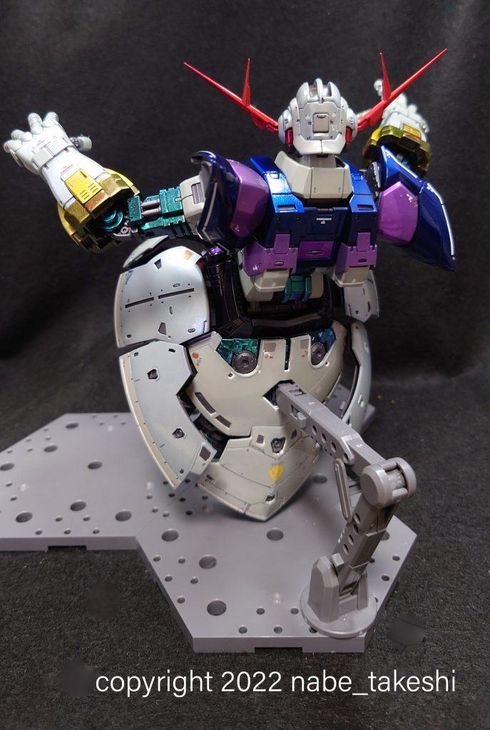後ろ姿カラーレシピグレー1 ガルグレー+ムーンストーンパールグレー2 エアクラフトグレー+ムーンストーンパール青 メタリックブルー+サファイアブルー紫 ミディアムグレー+アメジストパープル+クリアーパープル緑 ガイアexブラック+トルマリングリーン赤 exブラック+ラヴァレッド+クリアーレッド黄色 exブラック+トパーズゴールド+クリアーイエロー結構色使いましたねw仕上げはクレオスのEXクリアーを数回吹いて完全乾燥してからウレタンクリアーをたっぷりと拭きましたその後一部4000番の神ヤスで磨いたあとコンパウンドをかけました