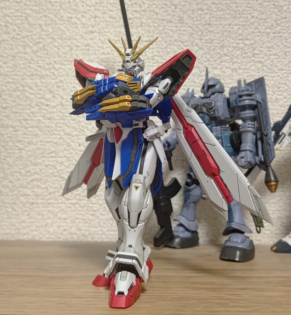 腕組みポーズ。ウェザリングしていない＝エナメル塗料でびしゃびしゃにしていないので、安心して動かせます。