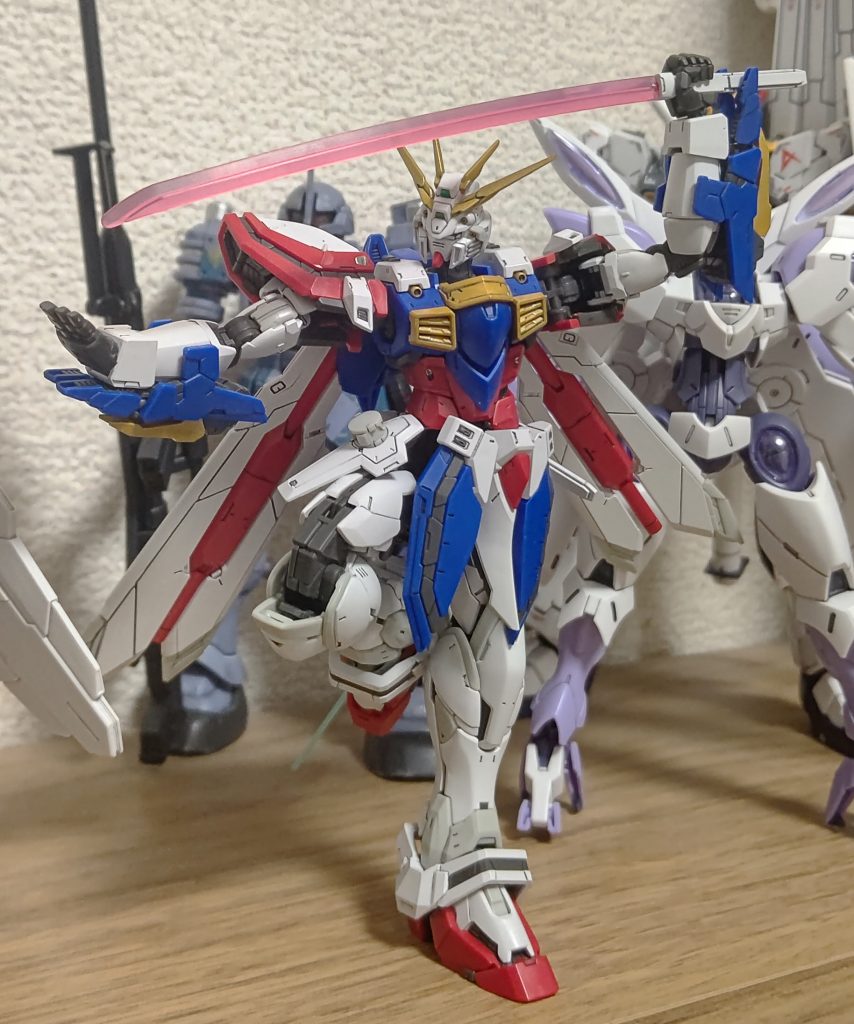 別角度から。RGは成型色がキレイなので、ウェザリングはためらってしまいます。イエローのパーツだけちょっと濃い目に塗り直し。