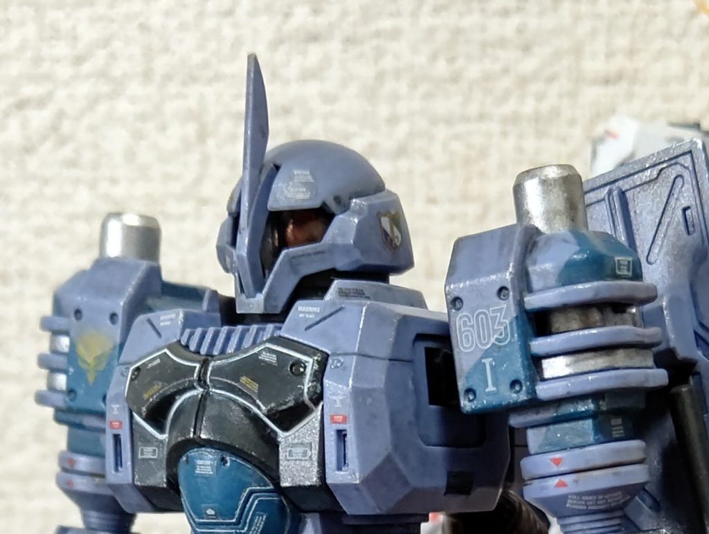 テトロンシールは余白を切って貼っているけど、そんな手間をかけるなら水転写式デカール使うほうが楽で見栄えもいいかも。モノアイカバーはスモークを筆塗り。