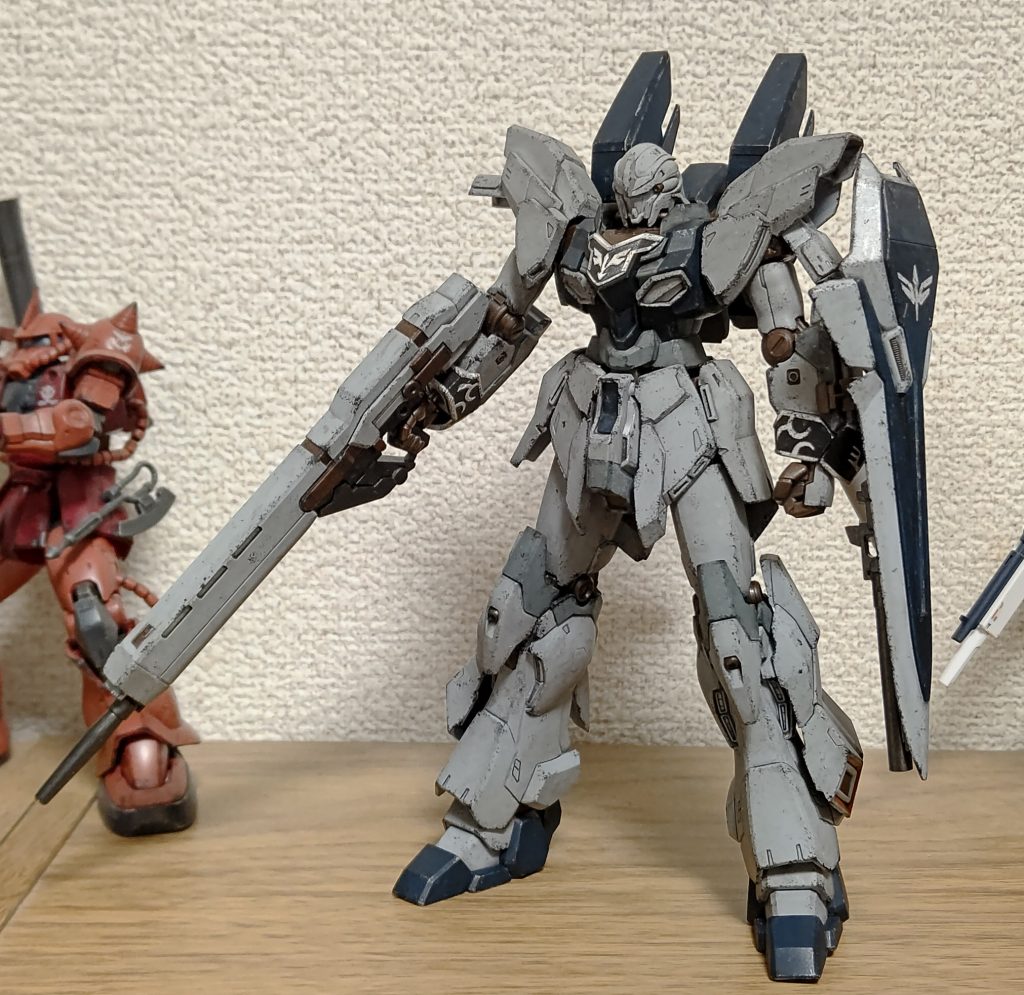 棒立ち。シールドのエンブレムは付属シールの図柄だけ切りぬいて使用。