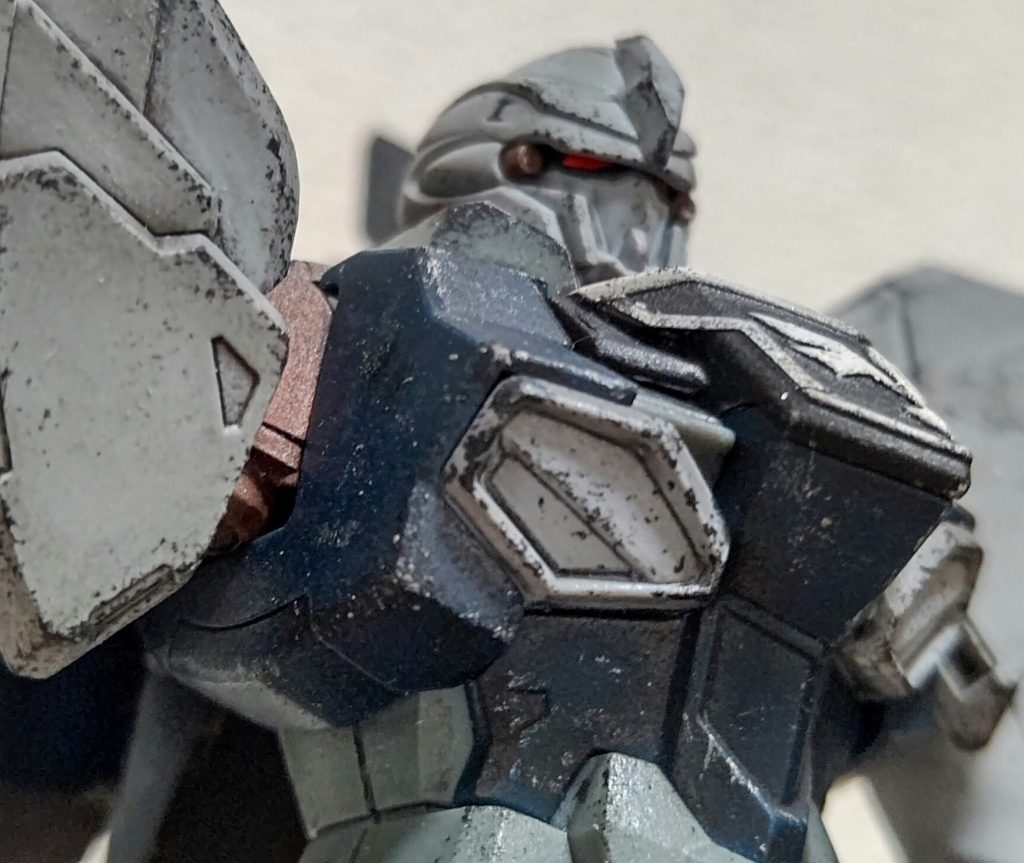 白のパステル粉をすりこんで塗装の劣化した感じを出そうとしているのですが、トップコートを吹くと効果がほとんど消えてしまいます。ドライブラシがなじむので無意味ではないと思いたいけれど。