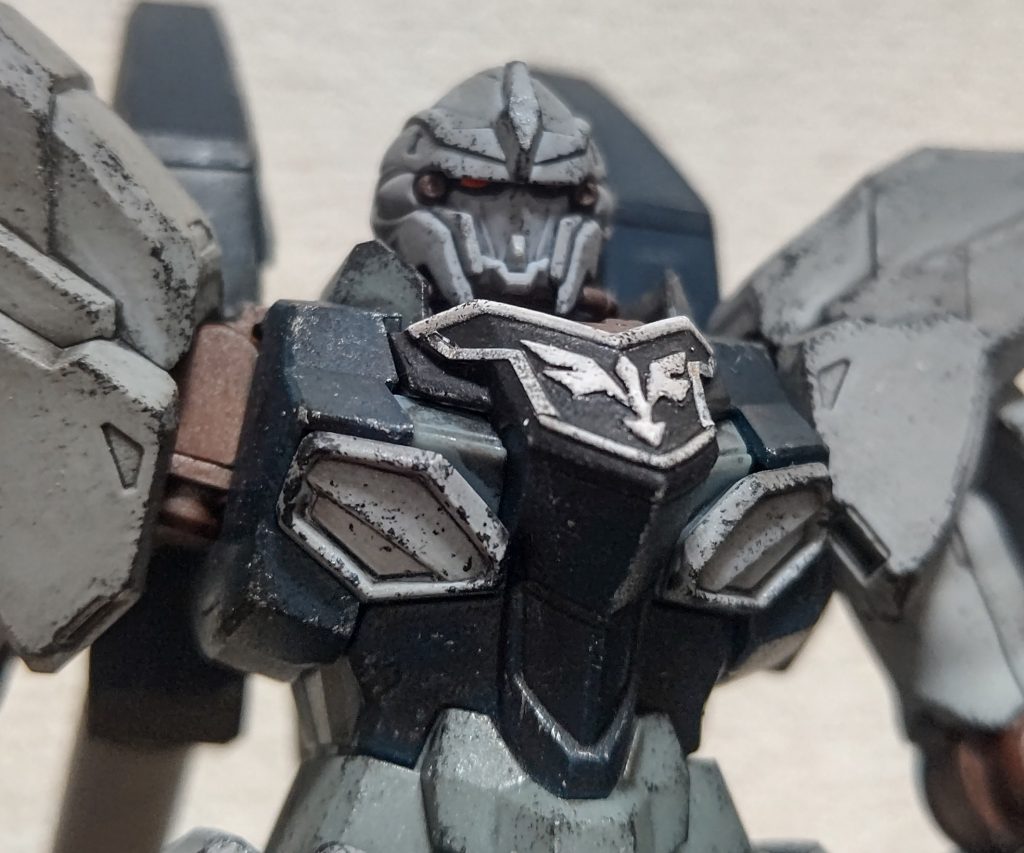 胸部エングレービングは筆塗りとシールの併用です。モールドの入っていないサイドの縁は、塗るよりシールを貼る方が簡単かつキレイだと判断しました。微妙に厚みがあるのがこの際だとむしろいいのかな、と。