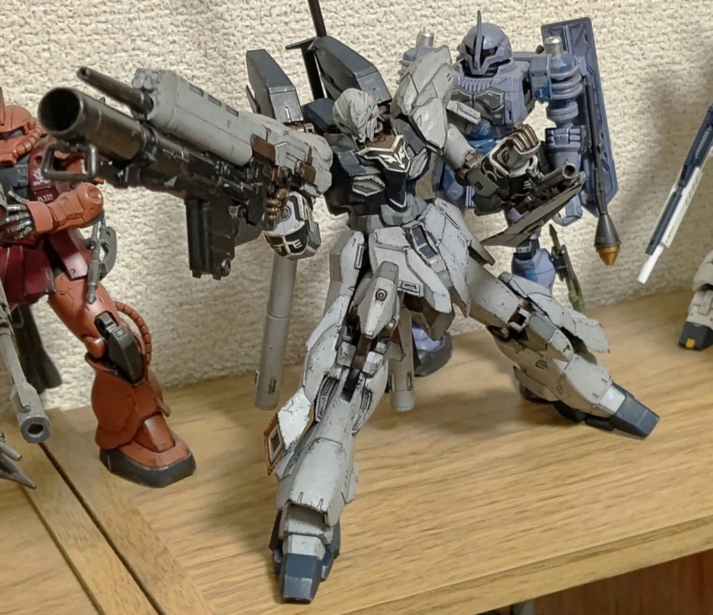 テーマのポーズ、うしろのヅダがこっそり支えています。画像をちょっと回転させて、自立しているかのようにごまかしました。