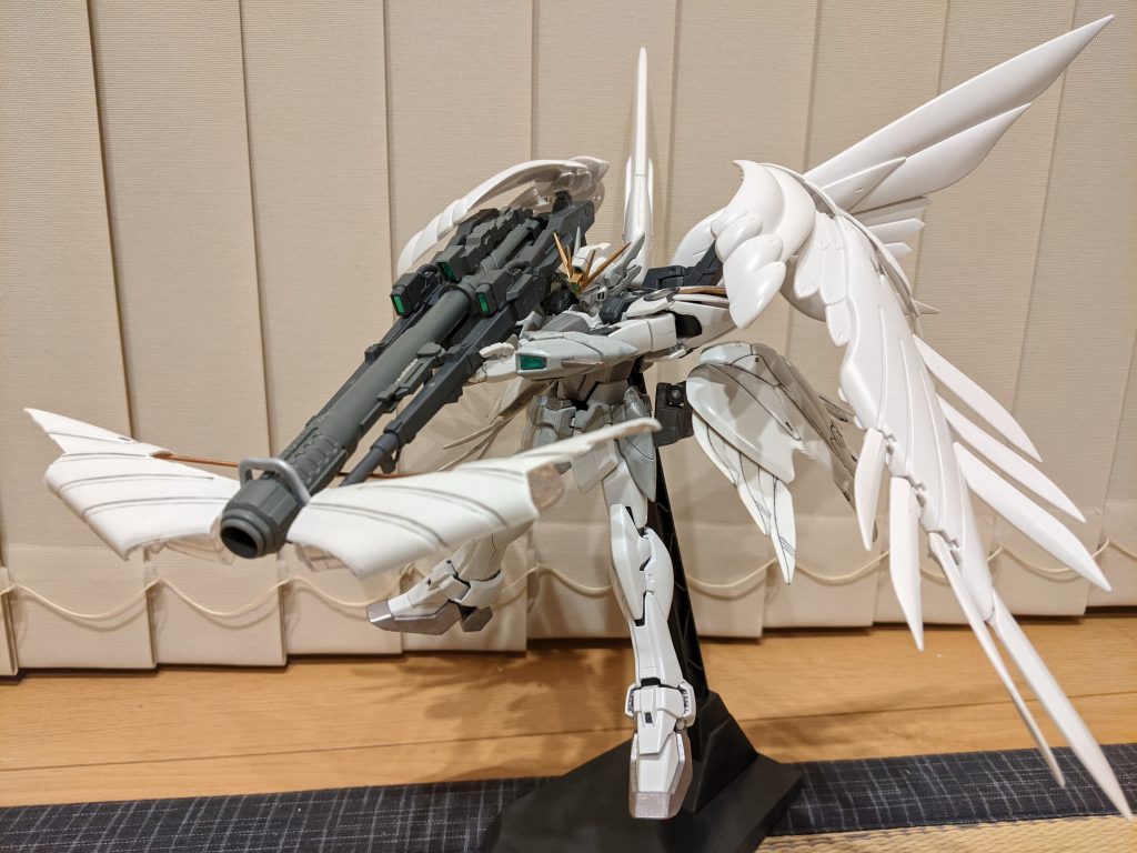 作っている時に偶然気付いて、これ良いんじゃね!?と思ってやってみた、ジーベンツバーグとツインバスターライフルの合体、ジーベンツバークバスター。バスターライフルの接続部分とドライツバーグを背中に接続するための部分がたまたま、サイズが合い、合体できることが分かり、やってみました。