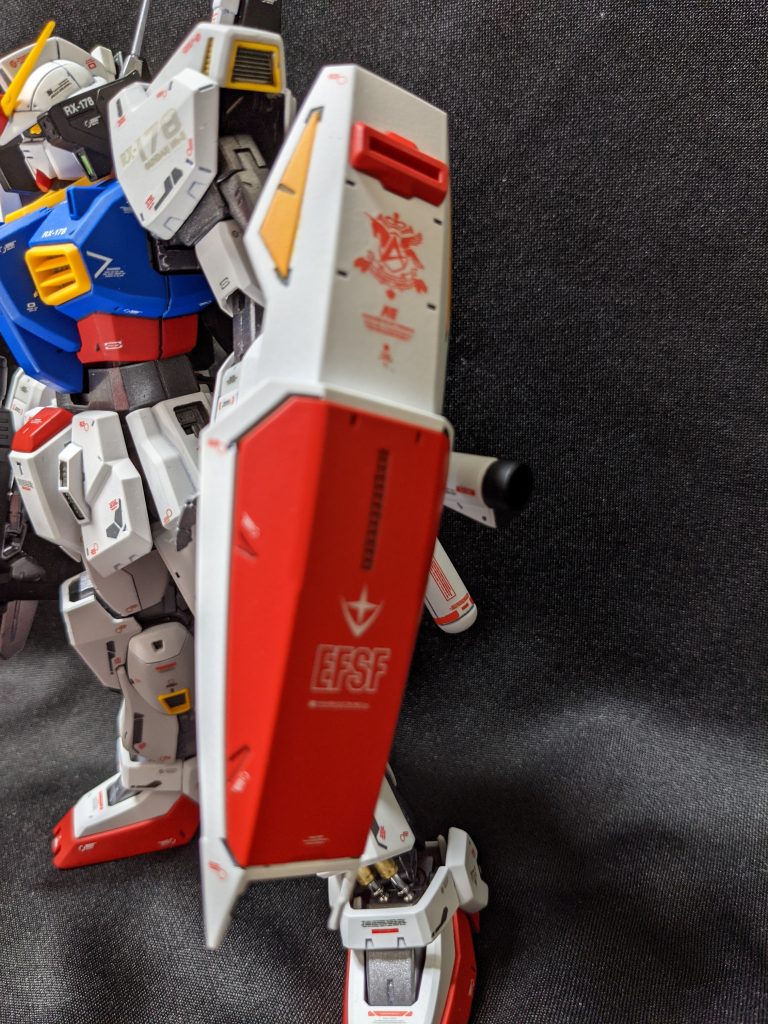 νガンダム等のアムロ専用機用デカールを使っています。