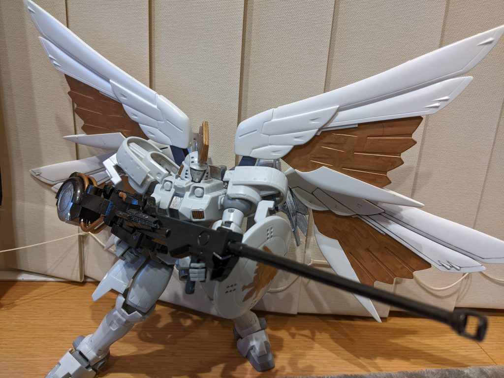 最後にロングレンジドーバーガン。メガキャノンの後ろ部分にドーバーガンの後ろを削除したものを接続。接続部分のつなぎ目を分かりにくくするため、ＵＬＴＲＡＭＡＮの余剰パーツを使用。ドーバーガンぽさを残しつつ、ロングレンジ感を再現できたんじゃないかな～と思います。なお、メガキャノン、ドーバーガン両方の持ち手部分を残してあるため、写真のように両手持ちにして、反動大きくて強そうアピールできます。以上、私的トールギスヘブンでした。ご覧いただき、ありがとうございました！