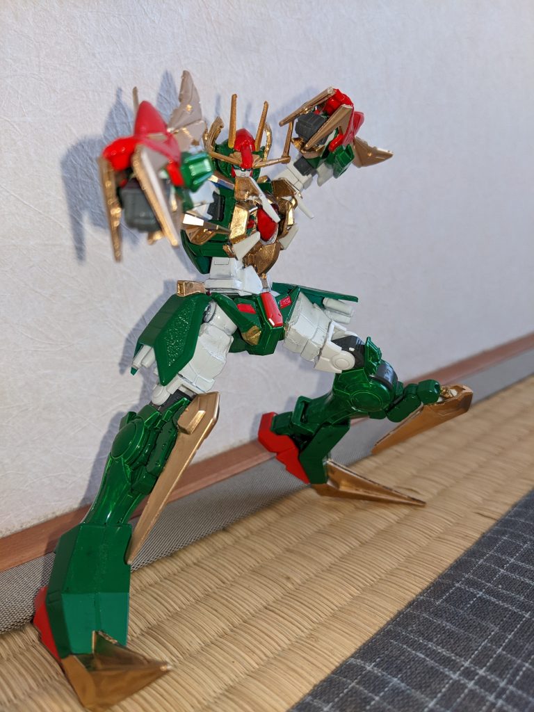 HG1/144エクシアがベースだからか、稼働域が広く、ドラゴンガンダムらしいアクションができていい感じです。ただやっぱり、ドラゴンヘッドに変形させたかった…(笑)
