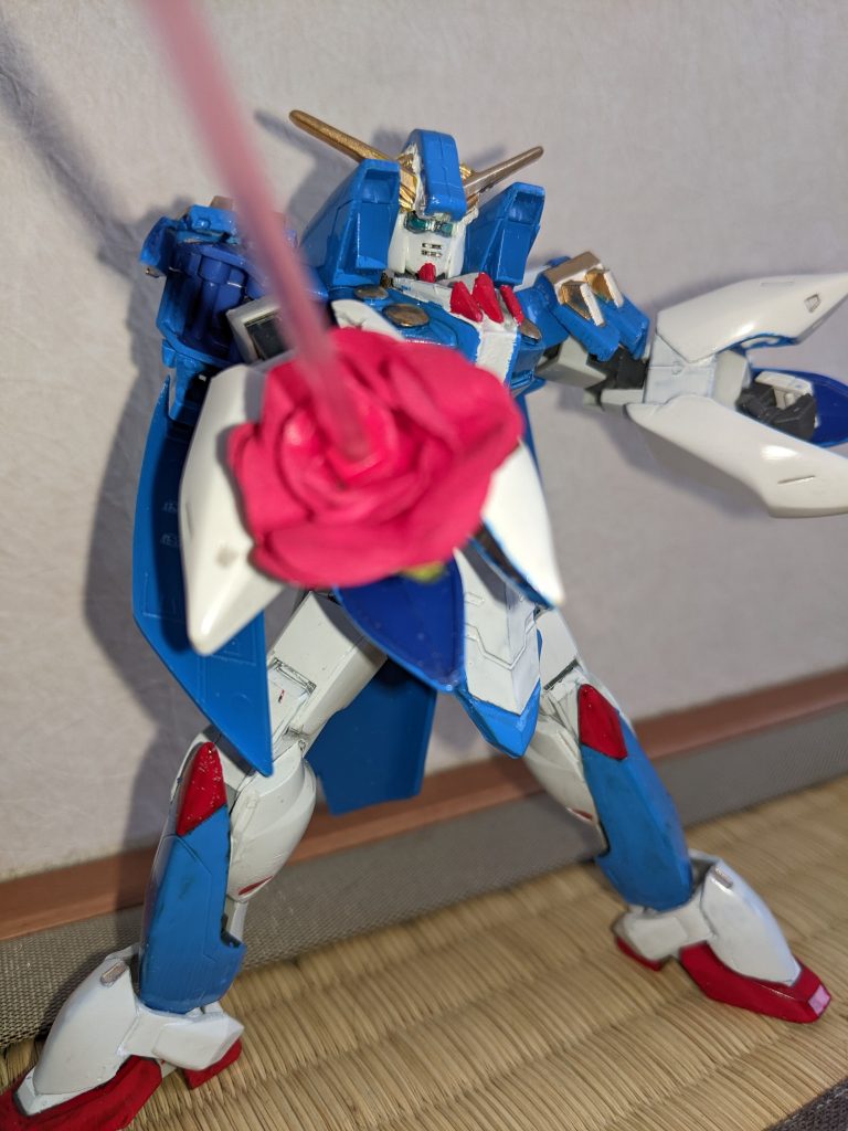 肩のバラでシュバリエサーベルも再現できます。こうして見るとハリボテなのが見え見えですが…(笑)初めての改造、まともに筆塗装ということで、自分としてはある程度満足したのでアップしました。今後機会を見て、グレードアップしていければと思います。ご覧いただき、ありがとうございました。