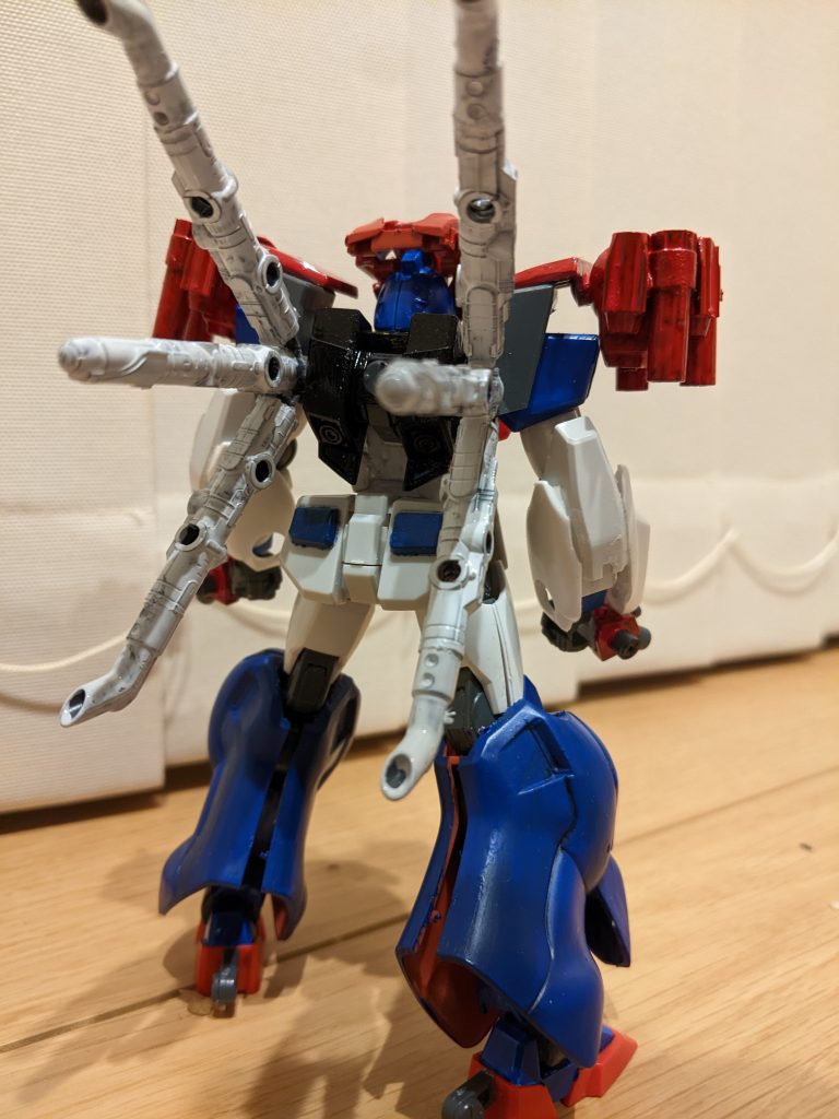 肩上の部分は、ダブルオーの太陽炉の代わりに、マックスターの上腕の周りに、ボルトクラッシュ作成時に余ったウェポンセットを巻いたものを装着。背中の白いエキゾーストとかかとの突起も同様のものを使用しています。手の甲の装甲はマックスターのナックルに同じくウェポンセットの余りを接着したもの。足アーマーの中はあえてガーベラテトラの色を残しました。色塗るのがめんどいのではなく、この中に何かあるぞと思わせるためです(笑)その理由が下の画像です。