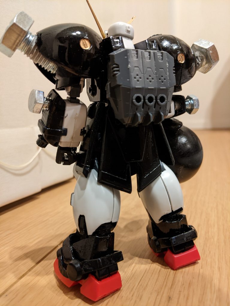 背面はこんな感じ。コアランダー部分は襟部分に使ったのと同じウェポンパーツを３つ連結させたものとそのサイドパーツを接続し、コアランダーにかぶせました。