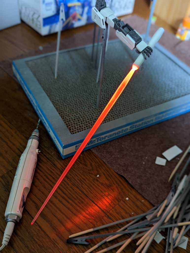 サーベルテスト。アルミテープで光漏れ防止してたけど、普通に黒塗りで効果ありました(遠目