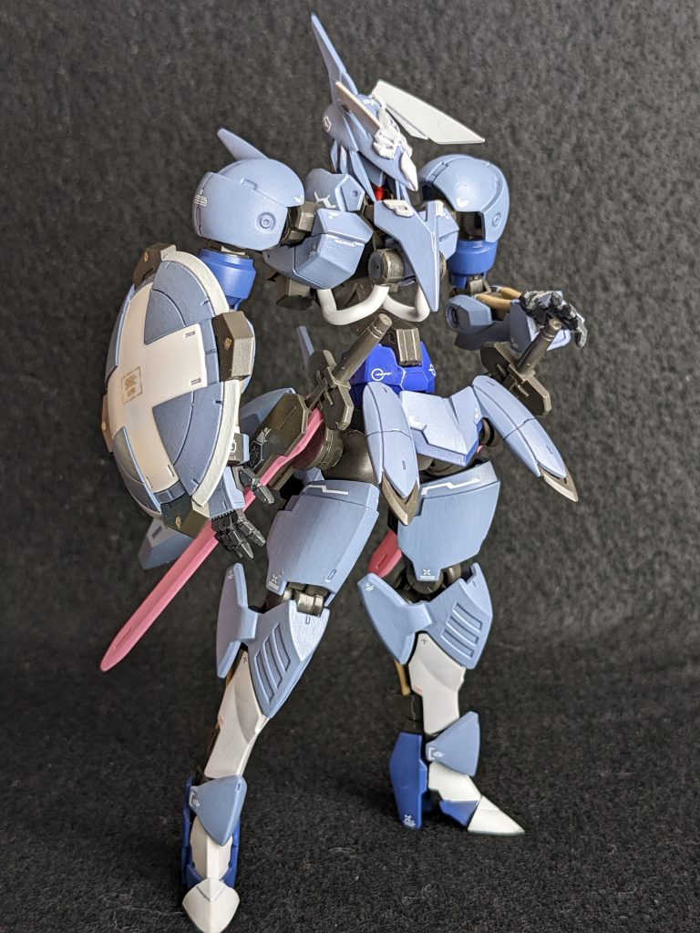 胴体はトランジェントガンダム腹部パーツを使い延長脚部は先端を尖らせスタイリッシュに。腰パーツ、武器はバエルから拝借しバインダーはバエルのパーツで接続し元キットのパーツはなるべく全て使うようにしました。