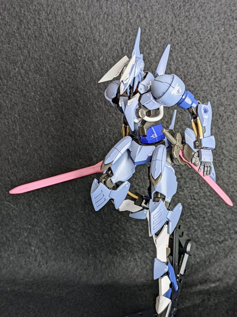 額の模様はジャンクパーツから制作しました。 