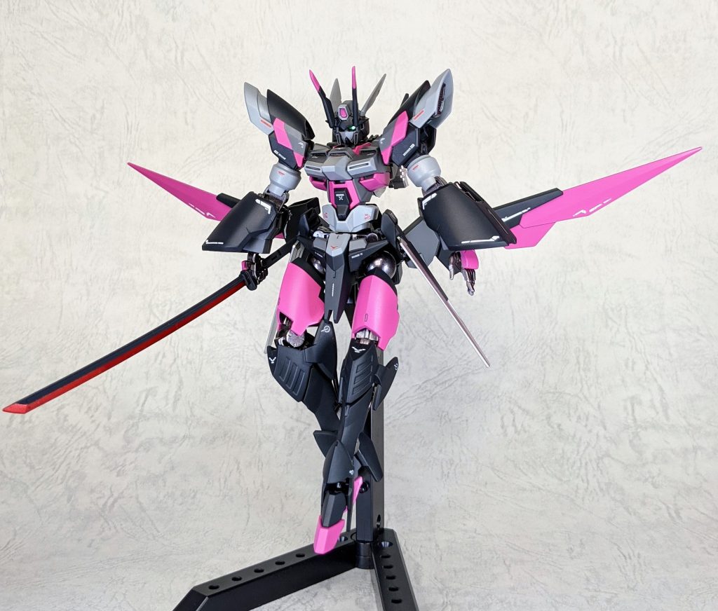 装備は超熱振式刀とCファンネル、「物理で斬るのみ」の機体です。使用キットは下記になります。〈大部分〉ジークルーネ、ガンダムAGE-FX、ガンダムフェニーチェリナーシタ、ガンダムAGE-3ノーマル、ホビージャパン2022年10月号付録〈一部パーツのみ〉ユニコーンガンダム2号機バンシィ(デストロイモード)、ガンダムアメイジングエクシア、ガンダムバエル、ガンダムヴィダール