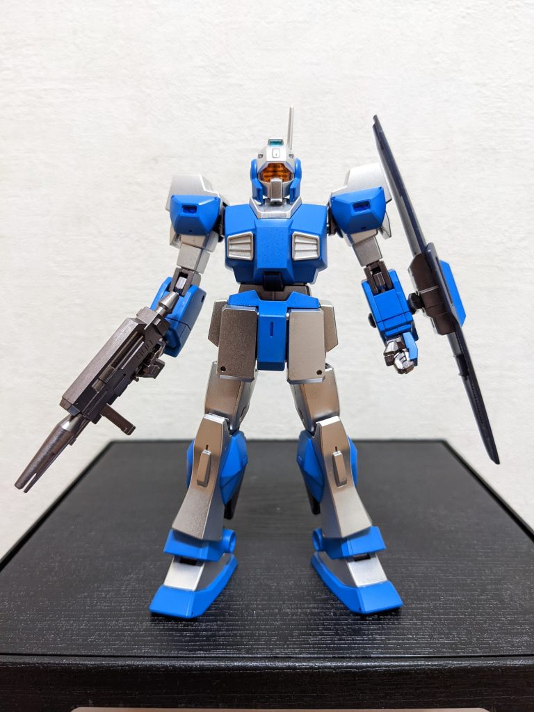 コンセプトは「拠点制圧など、Gディフェンサーでは不向きな作戦時にカツが搭乗する機体」(本編でもカツがネモで出撃する回もあったし)。以下、妄想劇場ある日のラーディッシュ艦内ヘンケン「キミ専用のネモだ。将来のエースとして、クワトロ大尉の百式に因んで銀にしておいた。励めよ!」カツ「ありがとうございます!!😆」(大喜び)しかし、実はこのカラーリング、戦場でのカツの位置を把握し、独断専行や暴走を阻止するために、エマ中尉が発案したものであった💦