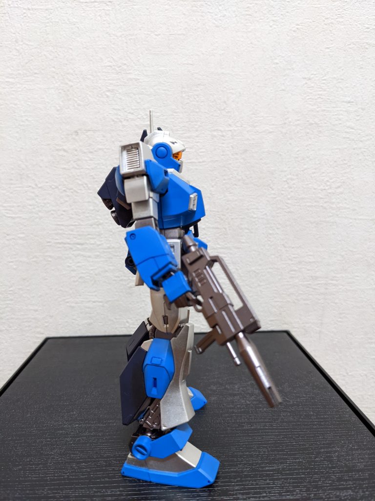 右側面銀はいつものシャインシルバー、ブルーは「イイ色だな」と思いながらもなかなか使う機会がなかつたアドバンスセットのガンダムライトブルーです。銀は金ほど華やかでないので、地味になり過ぎぬよう、ブルーの比率も増やしました。