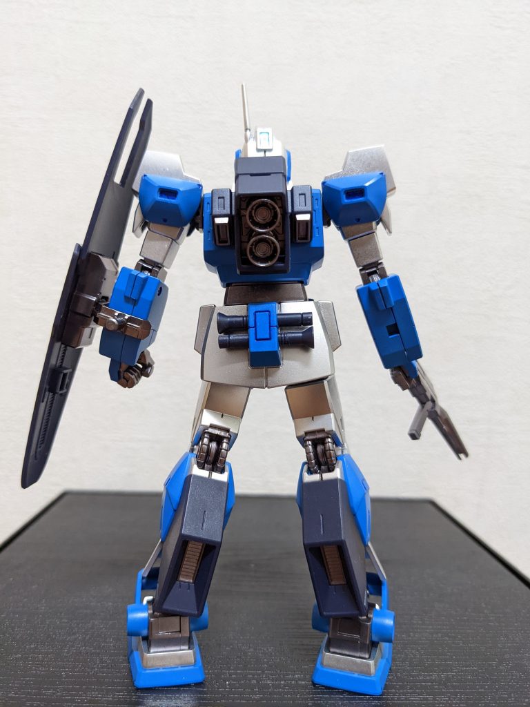 背面要所要所で成形色のダークブルーを残し、アクセントとしてます。