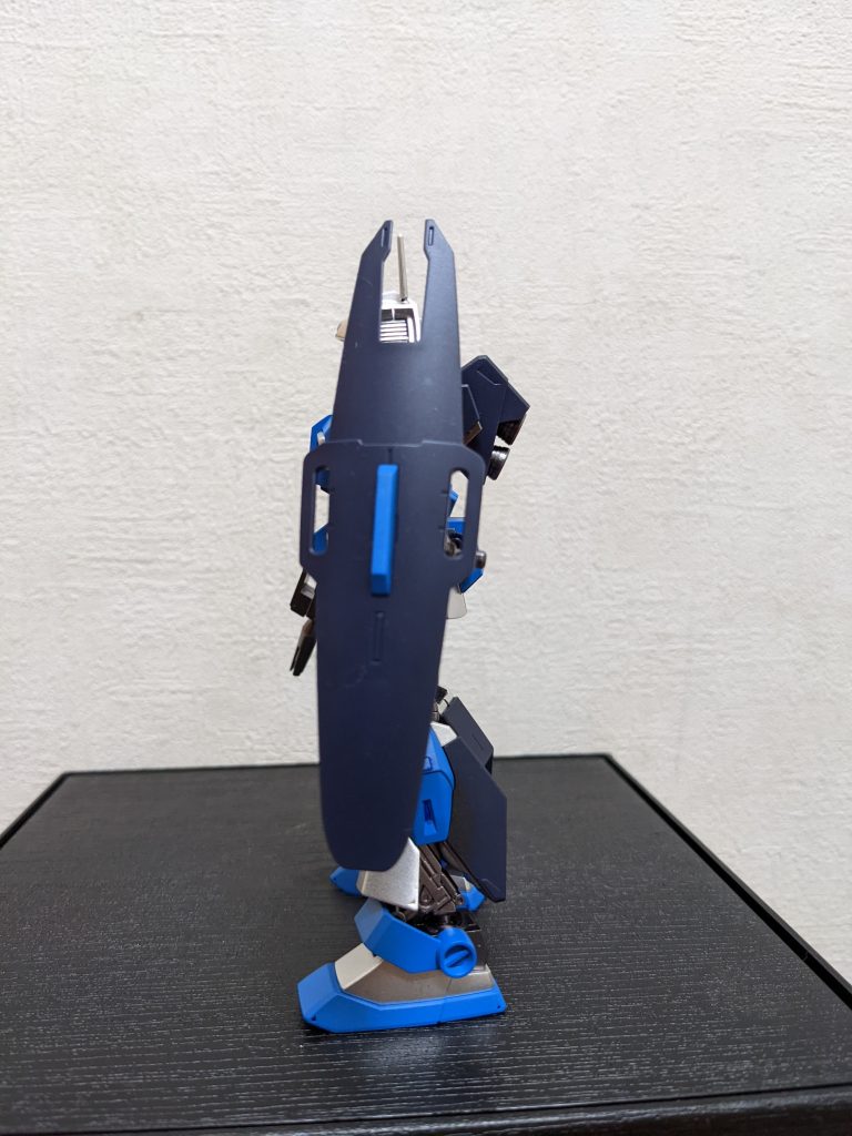 左側面シールドもダークブルーのままです。
