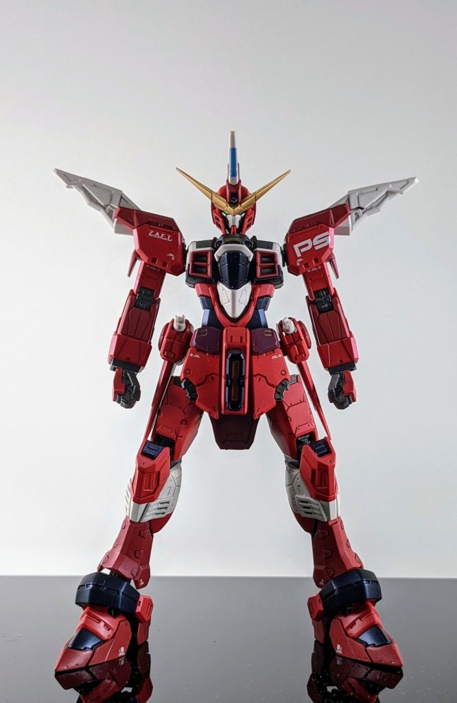 パチ組みと完成品の比較です。写真が粗いのでわかりにくいかと思いますが、パチ組みよりもスタイリッシュになったと思います。逆にディティールに関しては特に追加していないので、スミ入れするだけでもグッと完成度が上がるのがRGの良い点だと思います。