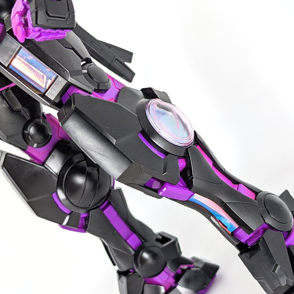 GNケーブル部分はダイソーの装飾テープを貼ってみました。見る角度によってピンク〜ブルーと色が変わって見えます🙌差し色のブルーに見える角度が特にお気に入りです。