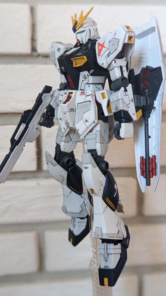 撮影用の道具も揃えたいのですが、先ずは作成道具を充実させたいので変な背景ですが、、、。憧れの機体のポージングのマネです。