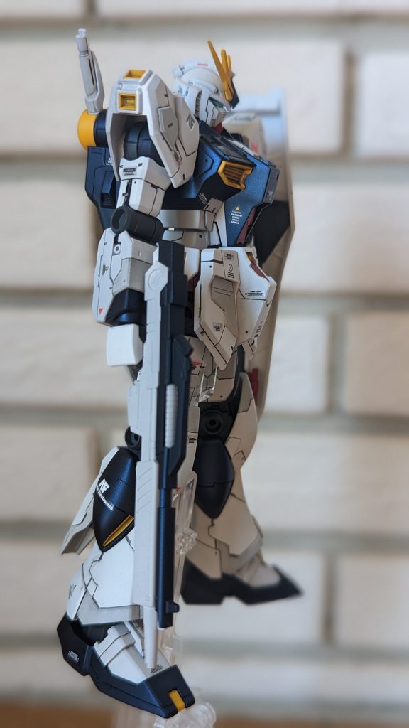 動画を参考に作成していると、ガイアノーツの塗料が欲しくなり、プリズムブルーブラックの塗装レビューを見ているときに、トップコートに艶消しを塗った色が良く合うのではと思い使用してみました。結果は、初めてのエアブラシでイメージより明るくなりましたが日陰で見るといい感じです。